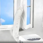 calfeutrage-climatiseur-fenetre-hero Tissu de calfeutrage blanc installé sur une fenêtre avec le tuyau d'un climatiseur mobile