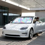 pare-soleil-voiture-anti-uv-installe Pare-soleil pliable installé sur le pare-brise avant